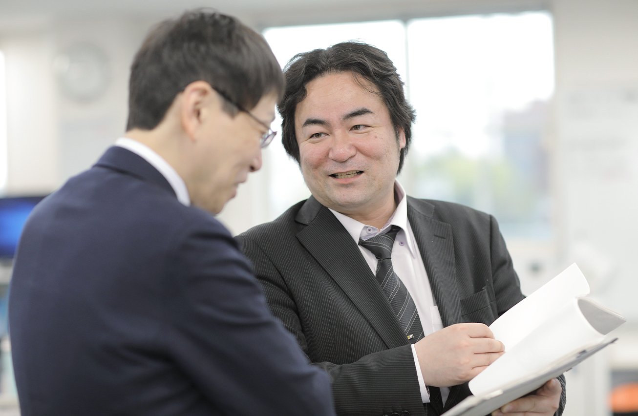 代表取締役と話をする本部長