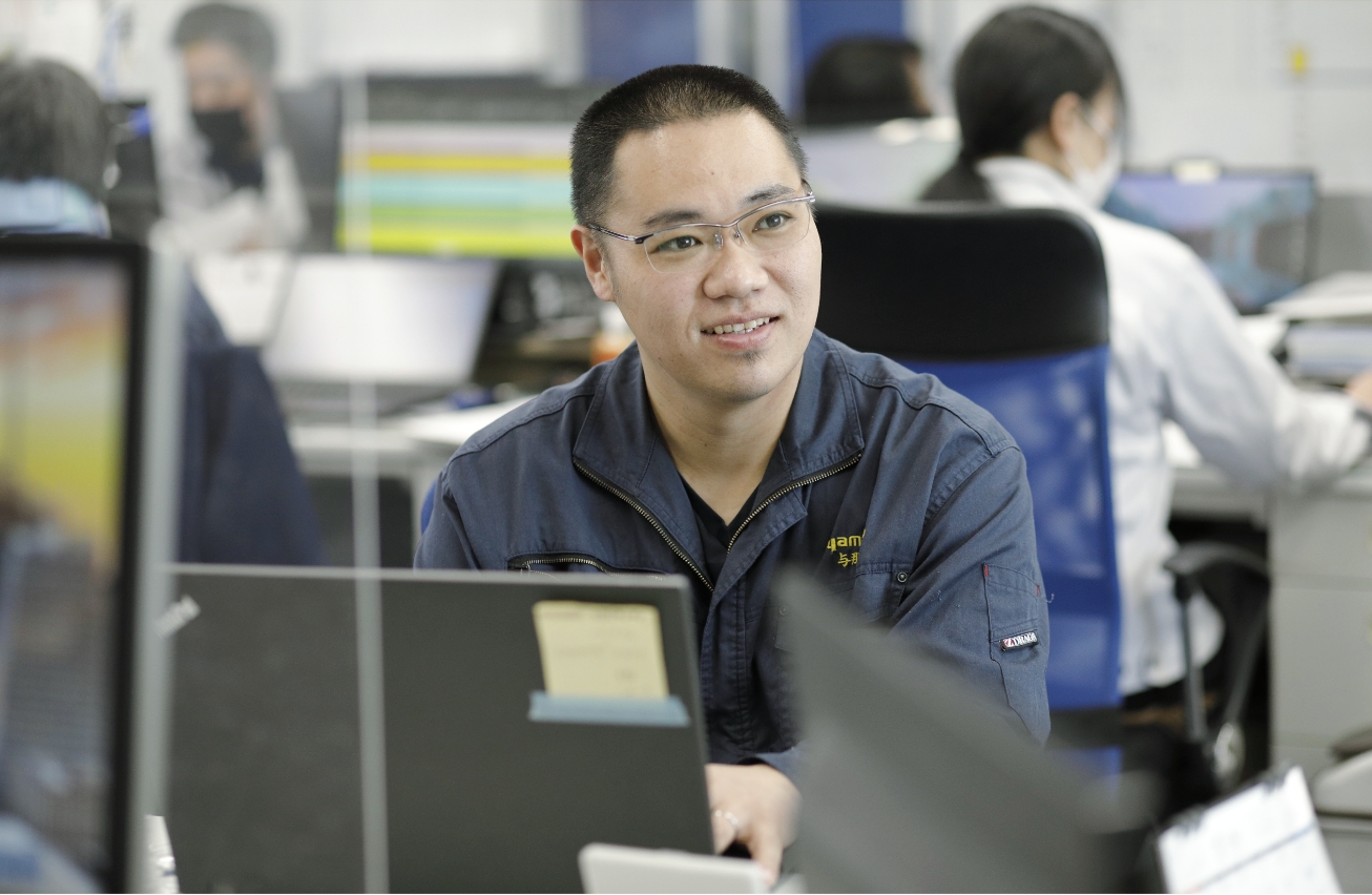 部下と打ち合わせをする設備課の社員