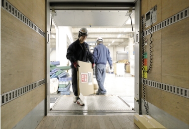 貨物の積み込み作業1