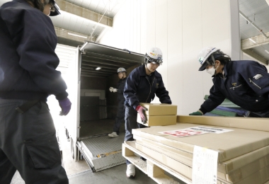 貨物の積み込み作業2