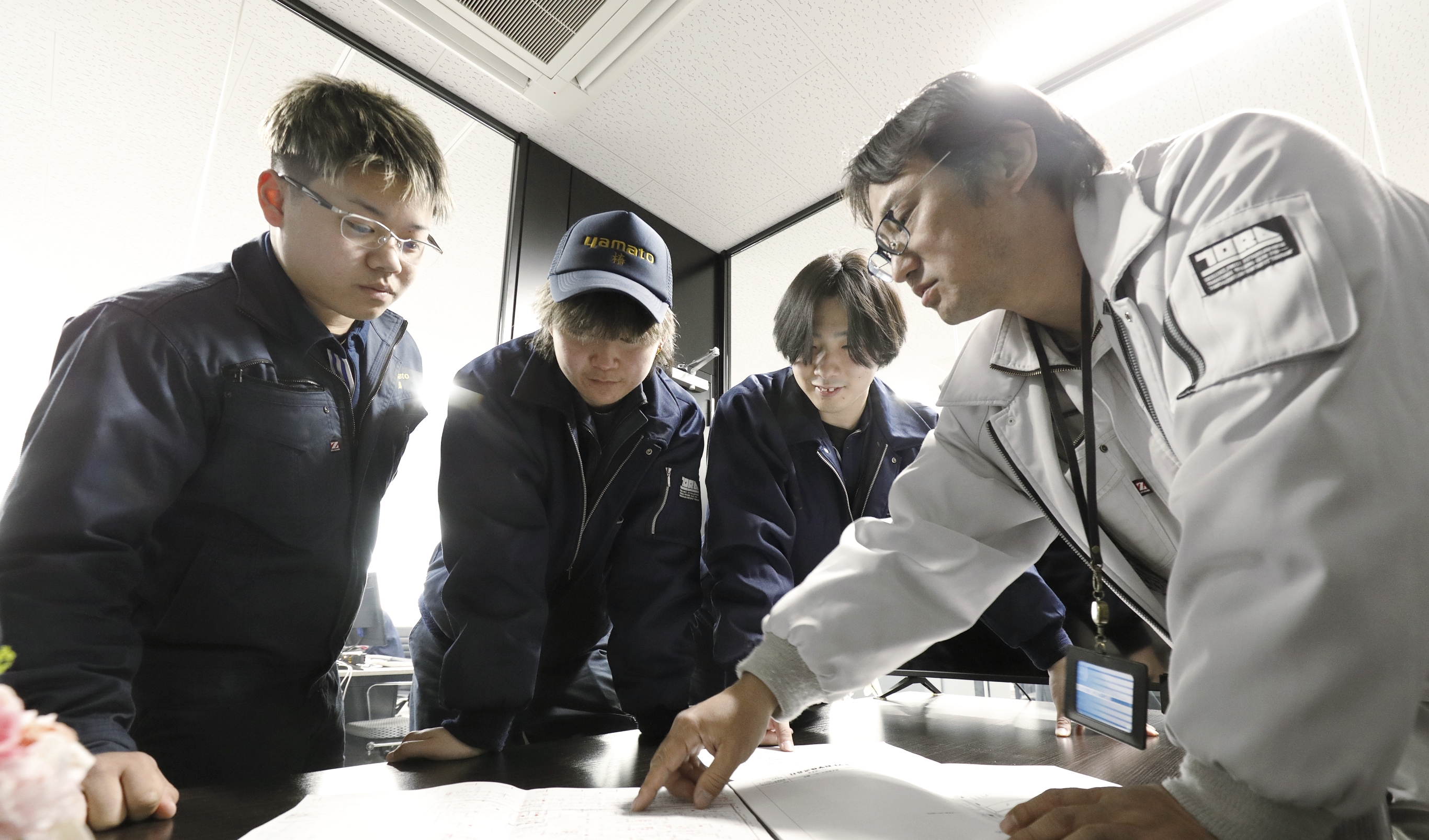 4人でのミーティング風景