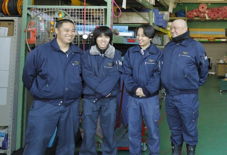 作業場での集合写真